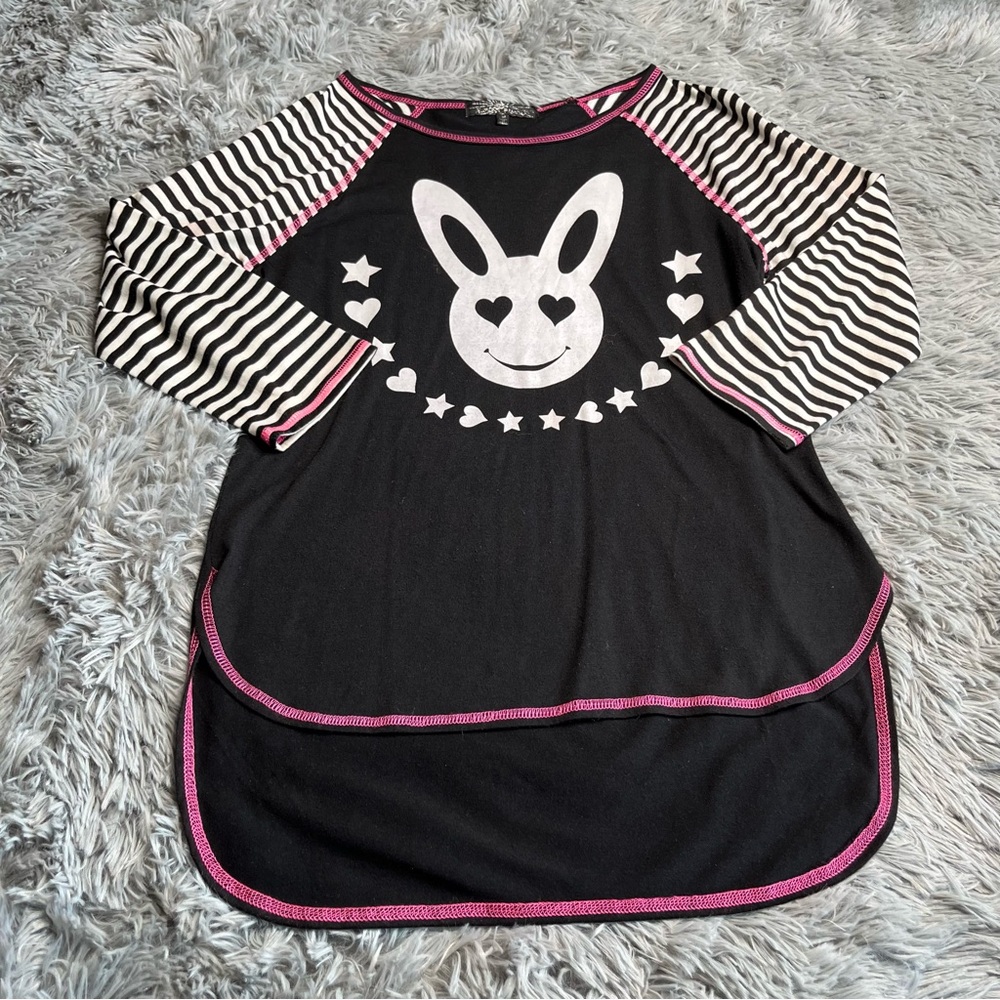 Almost Famous Shirt Womens Medium Hi Low Bunny Stars Hearts Stripes Black White